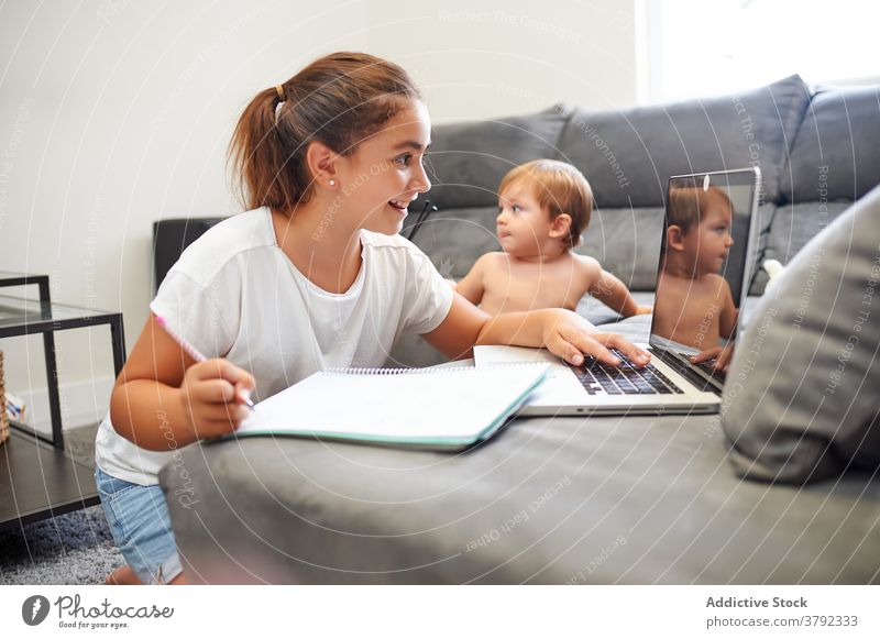 Schwester und Bruder entspannen zu Hause und verwenden Netbook zuschauen Karikatur Geschwisterkind Zusammensein Laptop Junge Mädchen wählen benutzend heimwärts