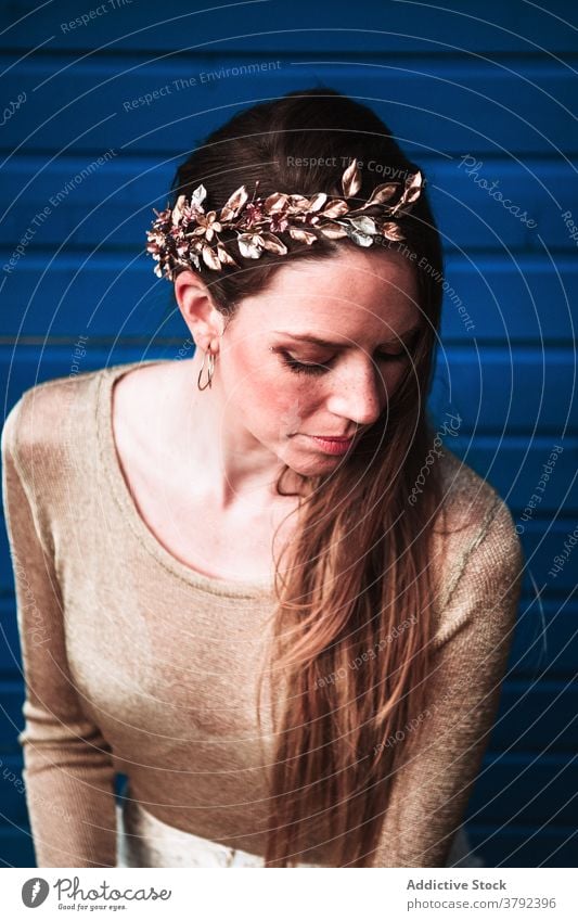Schöne Frau schmücken Haar mit Kupfer Kranz gegen Planke Wand charmant Gelassenheit Angebot Accessoire feminin Stil ruhig angenehm Vorschein friedlich