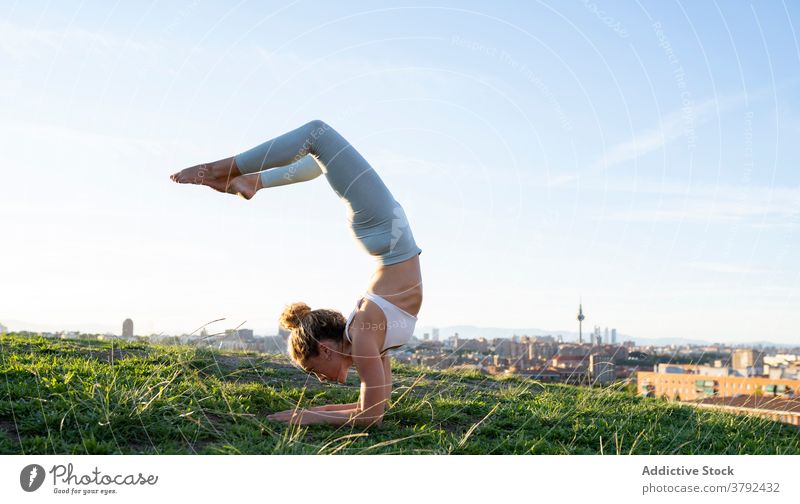 Unerkennbar starke Frau Balancieren auf Kopfstand Pose auf Hügelspitze Yoga auf den Kopf gestellt Gleichgewicht ruhig ausdehnen fortgeschritten Asana