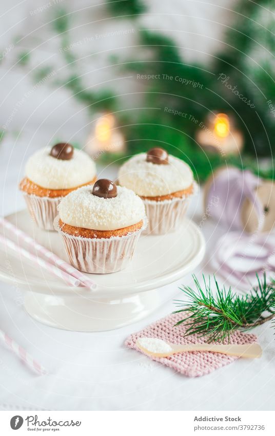 Süße Cupcakes mit Schokoladenkugeln auf dem Tisch süß Dessert Weihnachten Leckerbissen Kokosnuss Schuppen Ball geschmackvoll Veranstaltung Tradition Party