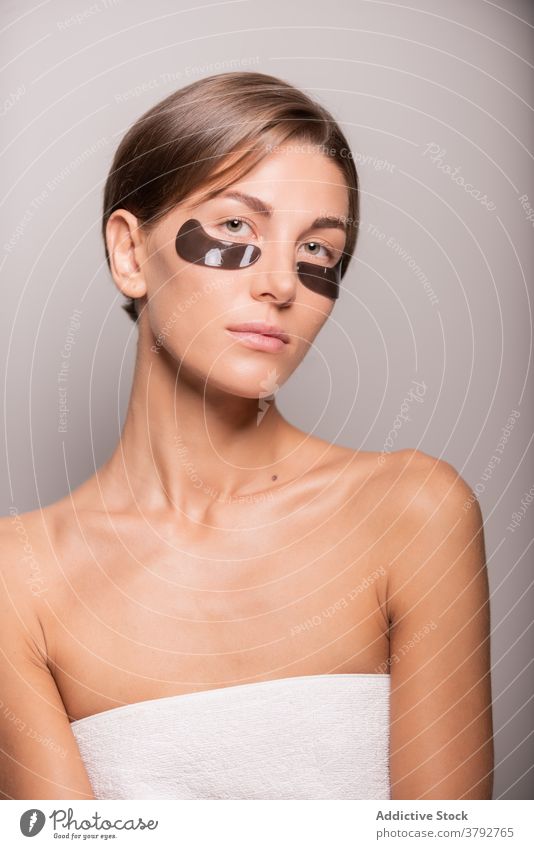Gelassene Frau bei der täglichen Routinebehandlung im Studio Auge Fleck Hautpflege Schönheit schwarzer Fleck Leckerbissen Atelier natürlich Kosmetologie