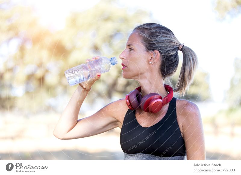 Schlanke Sportlerin trinkt Wasser im Park Athlet Training trinken Frau schlanke Erfrischung Pause sportlich Flasche sich[Akk] entspannen passen Wohlbefinden