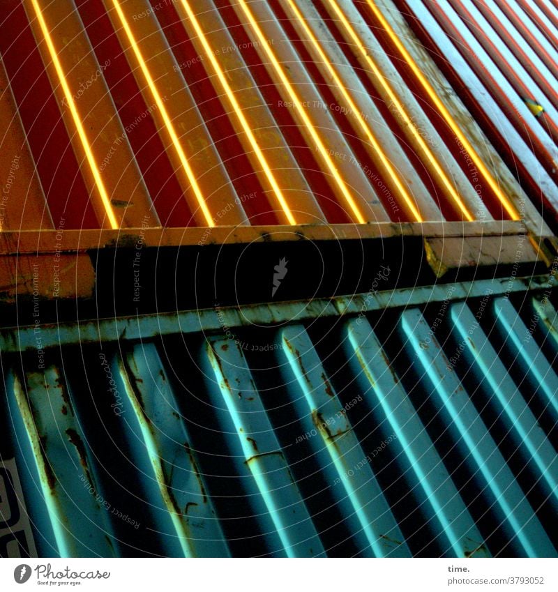 Farbkombination | goldtürkiser Edelglanztrash container streifen metall metallisch glänzen delle rost übereinander gestapelt diagonal schräg hart gewicht