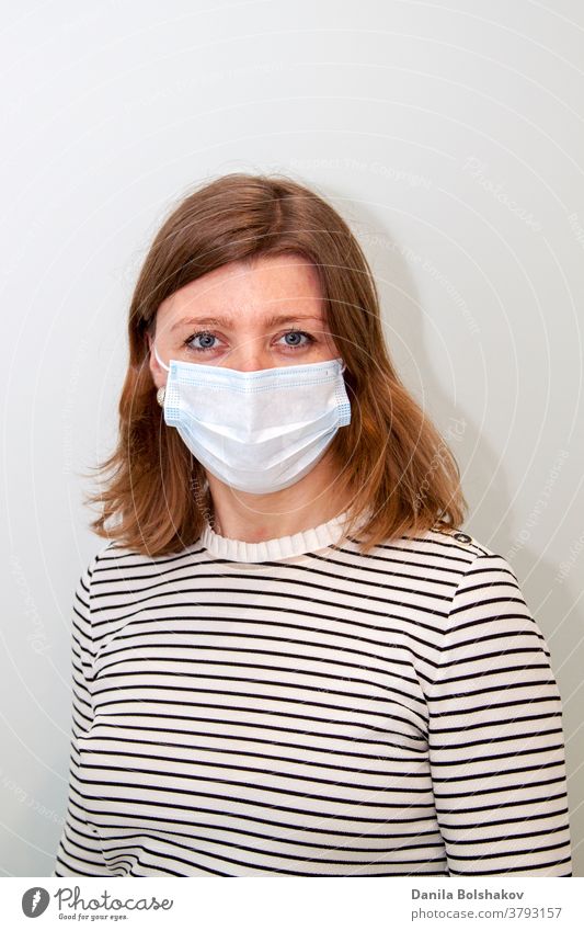Frau, die eine Anti-Virus-Schutzmaske trägt, um Grippeinfektionen, Allergien, Virenschutz, COVID-19 und Coronavirus-Pandemie 2019 zu verhindern Mundschutz