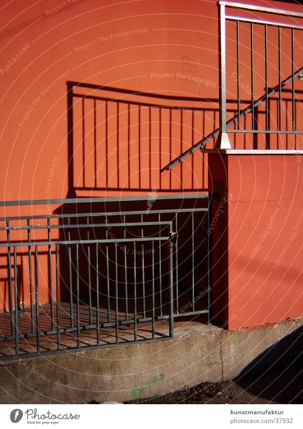 Detailblick rot Gitter Architektur Geländer Sonne Schatten Leiter Treppe
