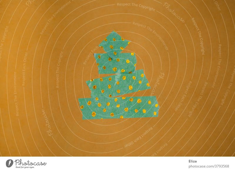Weihnachtsbaum aus grünem Klebeband mit goldenen Punkten auf gelbem Hintergrund Weihnachten kreativ abstrakt Tape punkte basteln Weihnachten & Advent