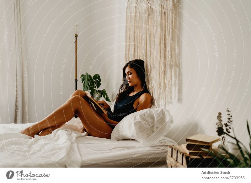Frau liest Buch im Schlafzimmer Bett lesen heimwärts Morgen sich[Akk] entspannen ruhen Komfort Kälte gemütlich positiv Inspiration jung Lächeln Literatur Hobby
