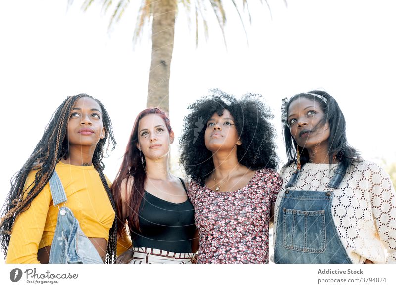 Multiethnische Freunde umarmen in der Stadt im Sommer Freundschaft Frauen Umarmung Zusammensein freundlich Bonden Partnerschaft Stadtbild rassenübergreifend