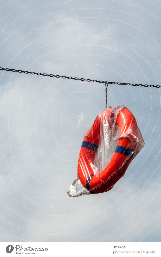 Rettungsring verpackt Sicherheit Hilfsbereitschaft Hilfe Notfall Seenot seenotrettung hängen reserve Himmel Wolken
