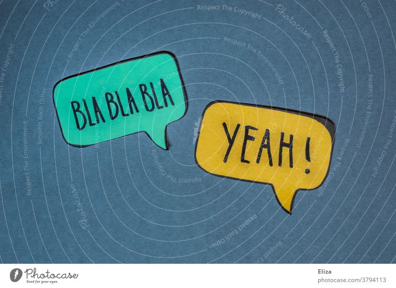 Zwei Sprechblasen in denen Blablabla und Yeah! Steht. Konzept Kommunikation, sprechen, Rede halten. reden Vortrag Zustimmung Erfolg Beliebtheit Mitteilung