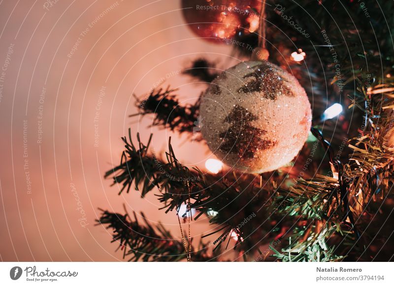 Eine Weihnachtskugel hängt am Weihnachtsbaum. Weihnachtsdekoration. Nahaufnahme. Weihnachten dekorativ Feier Frohe Weihnachten Dezember Weihnachtsbeleuchtung