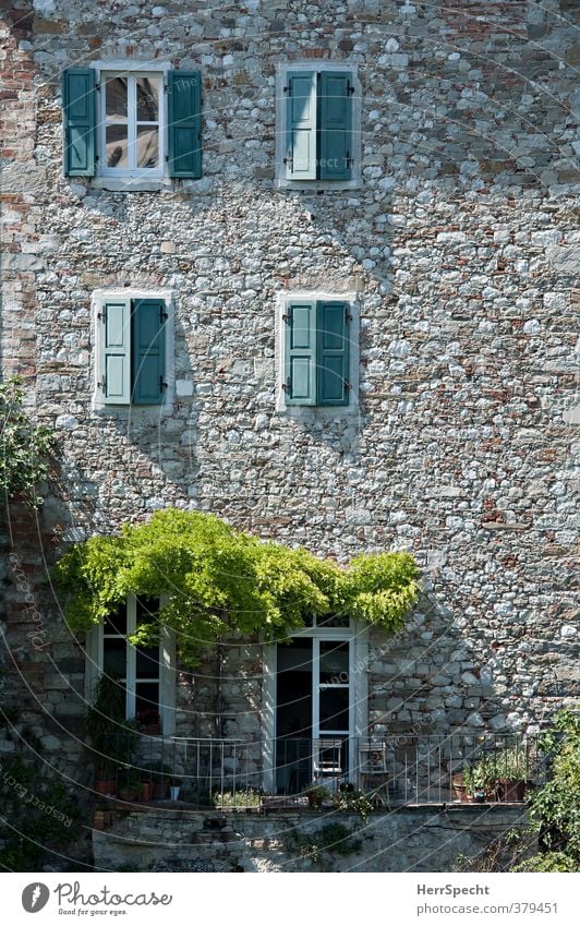 Siesta Italien Dorf Kleinstadt Haus Bauwerk Gebäude Architektur Mauer Wand Fassade Balkon Fenster Tür alt ästhetisch historisch einzigartig schön braun grau