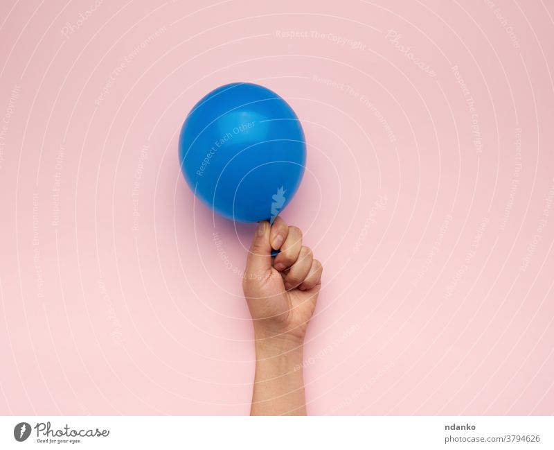 weibliche Hand, die einen aufgeblasenen blauen Luftballon hält Air Jahrestag Arme Hintergrund Ball Ballon Geburtstag blanko Kaukasier Feier Nahaufnahme