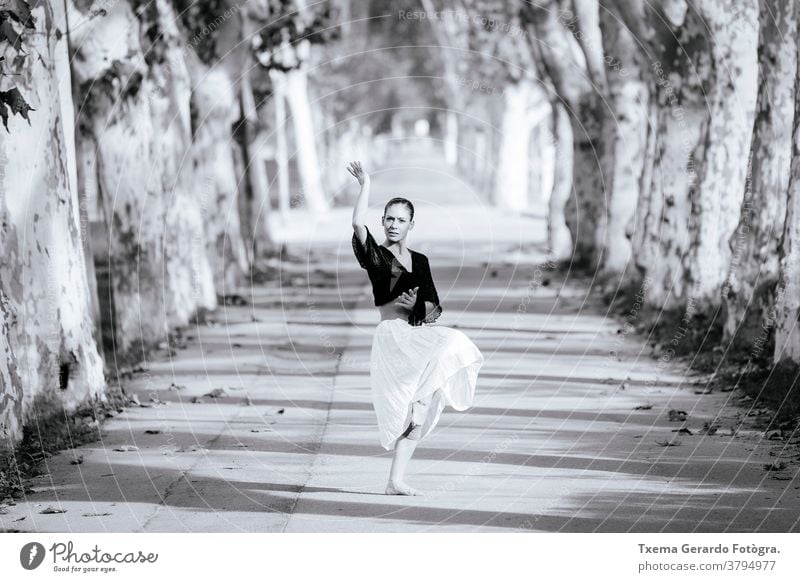 Ausdrucksstarke zeitgenössische spanische Tänzerin, die ihre Straßenkunst zeigt Ballerina Flamencotänzer Spanisch Zeitgenössischer Tanz Kunst Musik Künstlerin