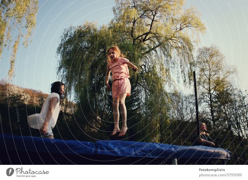 zwei hüpfende Mädchen auf Trampolin Funsport springen springend Spielen Akrobatik aktivität Bewegung Kinder lebendig sich spüren Beweglichkeit Selbstvertrauen