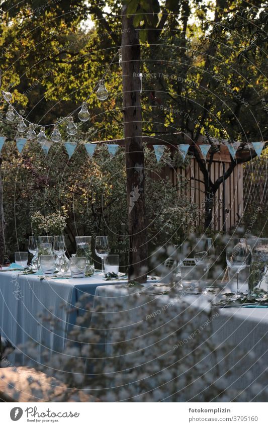 gedeckter Gartentisch mit blauer Tischdecke und Dekoration im Garten Gartenidylle romantisch Romantik Sommer Dekoration & Verzierung gedeckter Tisch Gartenfest