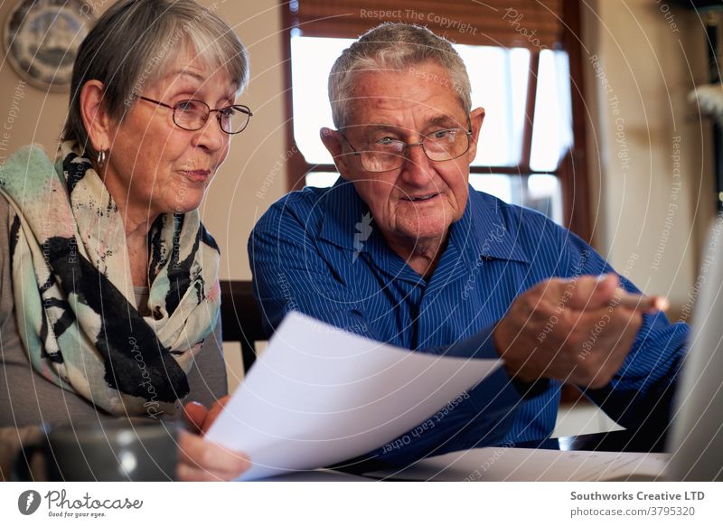 Älteres Ehepaar zu Hause überprüft persönliche Finanzen am Laptop Paar Senior Senioren in den Ruhestand getreten Computer online verbunden das Internet
