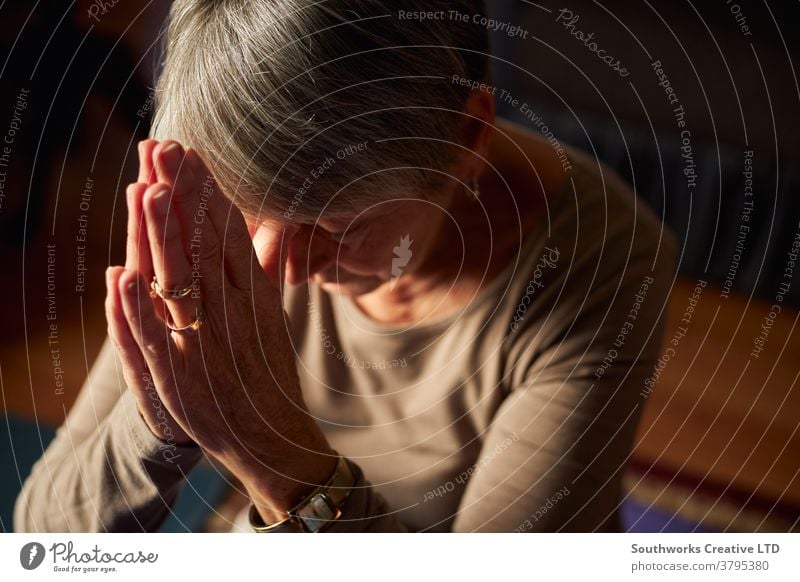 Nahaufnahme einer älteren Frau, die zu Hause gemeinsam betet oder mit den Händen meditiert Senior betend religiös Gebet Senioren Religion Glaube meditierend