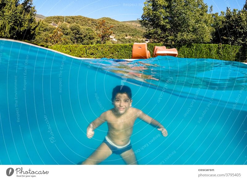Lustiger Junge beim Tauchen auf einem Schwimmbad aktiv aquatisch blau Kaukasier heiter Kind Kindheit übersichtlich niedlich Sinkflug Dom genießen genießend