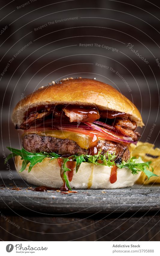 Appetitlicher Hamburger auf Teller im Café Mittagessen Kotelett lecker Saucen Rucola frisch appetitlich Ernährung Lebensmittel geschmackvoll Mahlzeit dienen