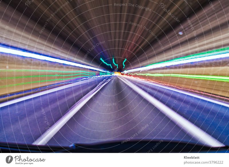 Tunnellichter 2 - Lichteffekte im Tunnel - Lichterband Lichtstreifen Neonfarben Langzeitbelichtung Geschwindigkeit Straße Nacht Verkehr Verkehrswege