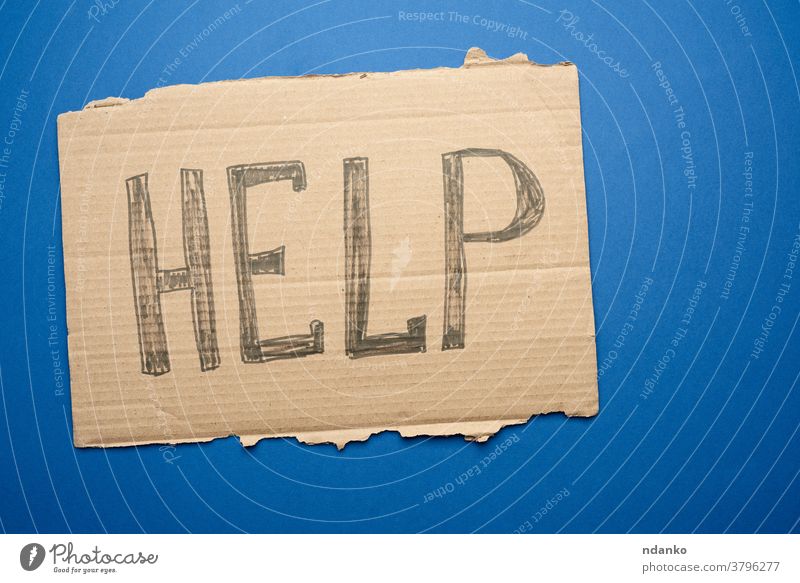 Stück Karton mit der Einschreibehilfe, Konzept der gegenseitigen Hilfe Krise Hilfsbereitschaft heimatlos menschlich Information Nachricht eine Papier Zeichen
