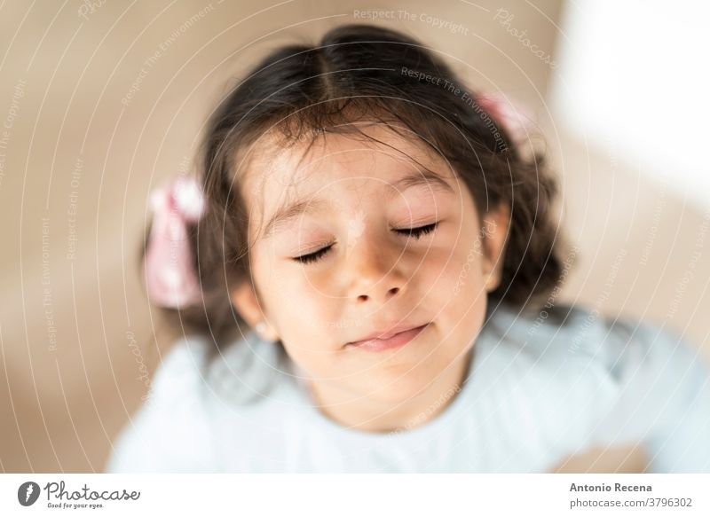 Porträt eines kleinen hübschen Mädchens, das mit geschlossenen Augen in die Kamera schaut geschlossene Augen dreijährig 3 Jahre Menschen Sinnestäuschung 3s
