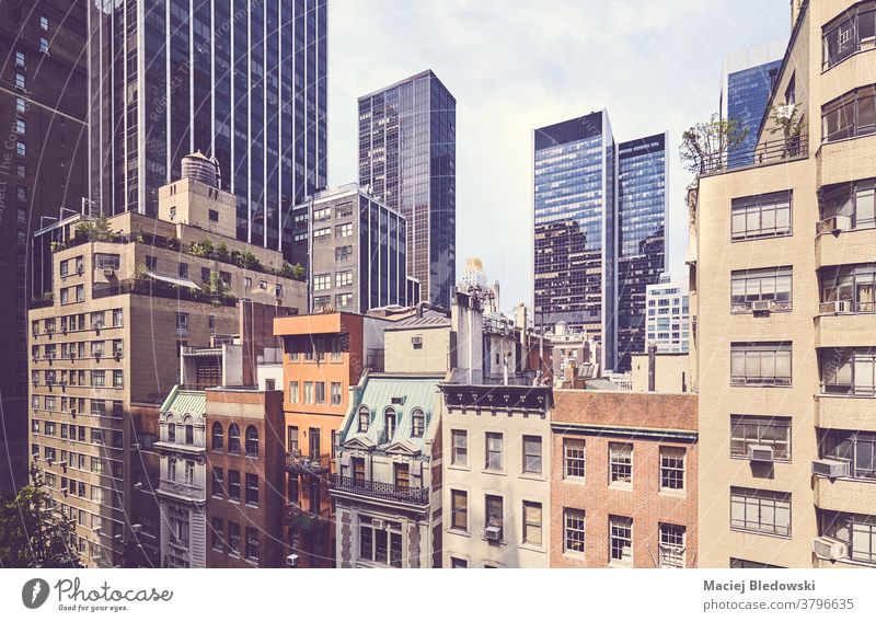 Retro-stilisiertes Bild der vielfältigen Architektur New Yorks, USA. Großstadt retro New York State Gebäude Büro Manhattan Appartement Haus nyc gefiltert