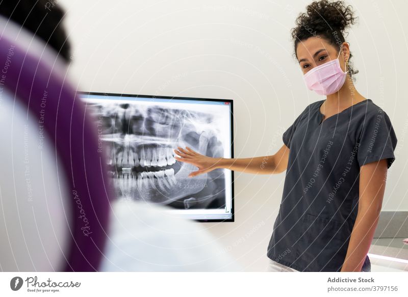 Ethnischer weiblicher Zahnarzt im medizinischen Raum mit Röntgenstrahlen Röntgenbild dental Klinik Arzt Frau Zahnmedizin Zähne geduldig Kiefer ethnisch schwarz