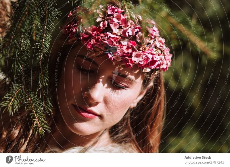 Zarte junge Frau im Blumenkranz stehend im Wald romantisch Totenkranz Natur Porträt Angebot charmant sinnlich schön geblümt Stil natürlich sanft frisch