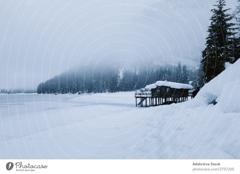 Verschneite Landschaft eines Bergtals im Winter Berge u. Gebirge Haus Schnee kalt Schneefall Tal einsam Schneesturm Natur schwer Wetter Klima gefroren