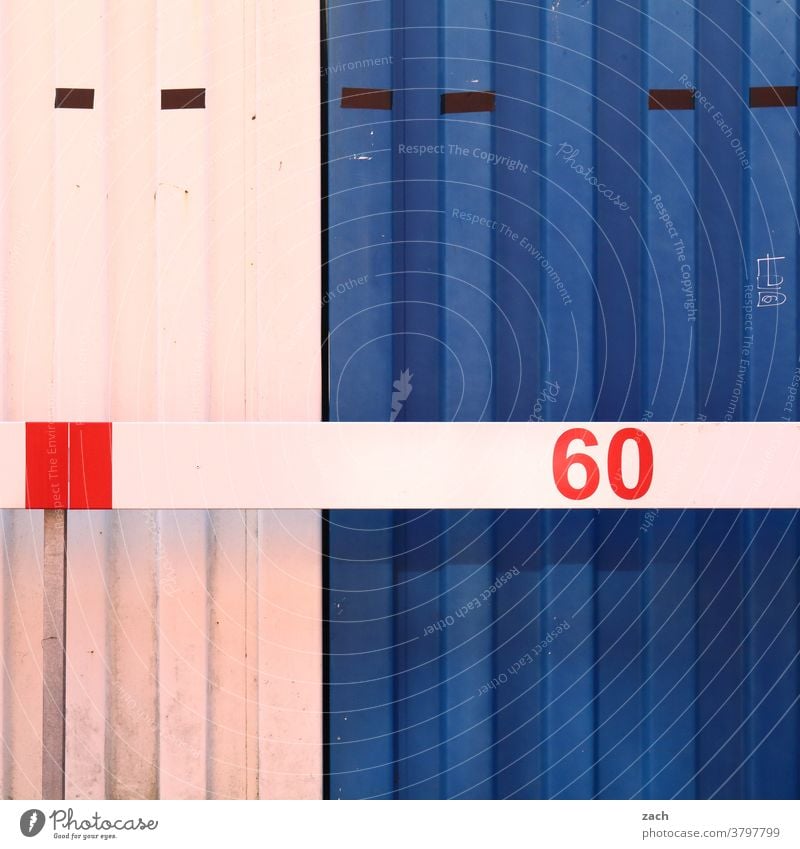 60 Fassade Mauer Wand Bauwerk Linien Container blau weiß verschlossen geschlossen sechzig Zahl Ziffern & Zahlen
