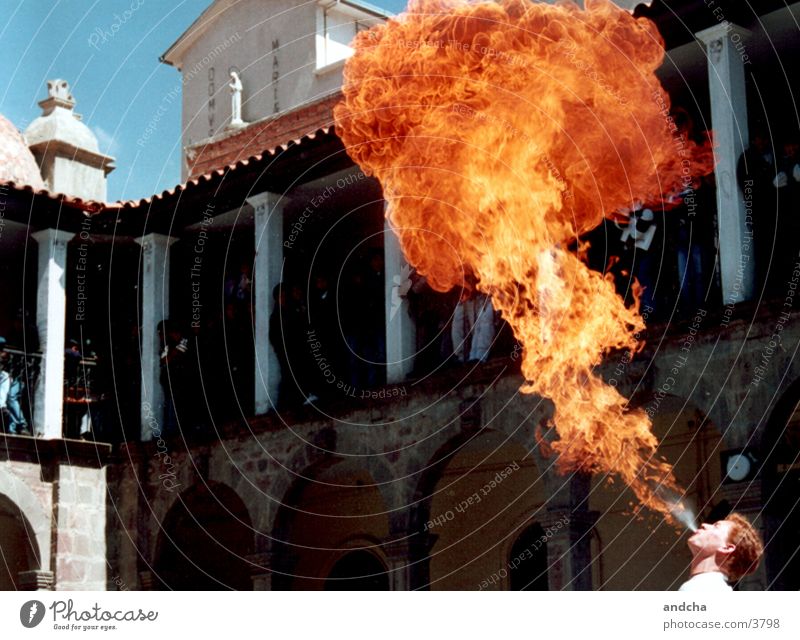 feuerspucker Feuer Feuerschlucker Flamme Mann Bolivien Show Straße Publikum La Paz