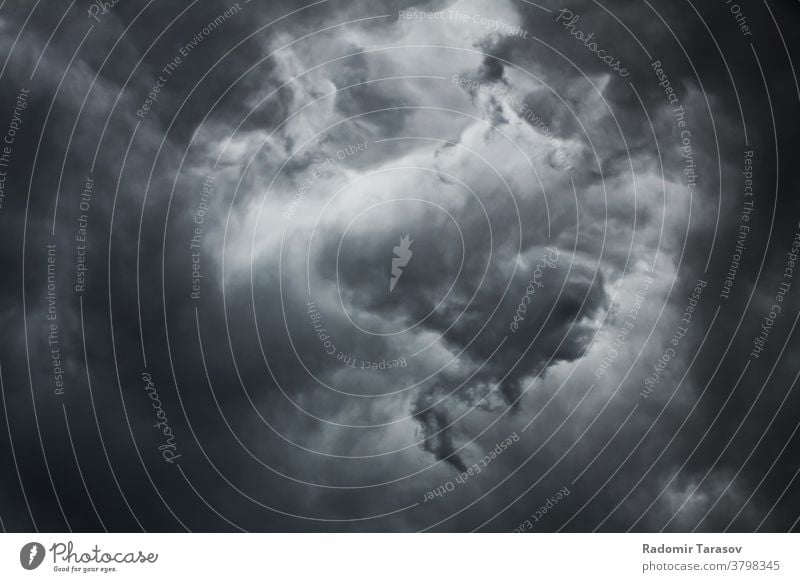 dunkle Gewitterwolke am Sommertag Unwetter Wetter Natur Himmel Cloud dramatisch bedeckt Wolkenlandschaft natürlich Landschaft Meteorologie Szene Wind niemand