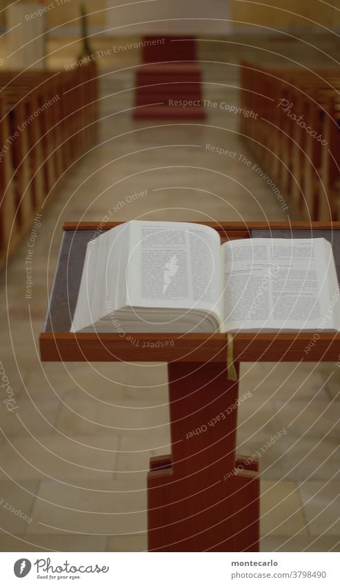 Pult mit Bibel zum Lesen in einer Kirche Lesezeichen Spiritualität heilig Glaube lesen groß beten Gebet Gottesdienst Christentum Religion & Glaube aufgeschlagen