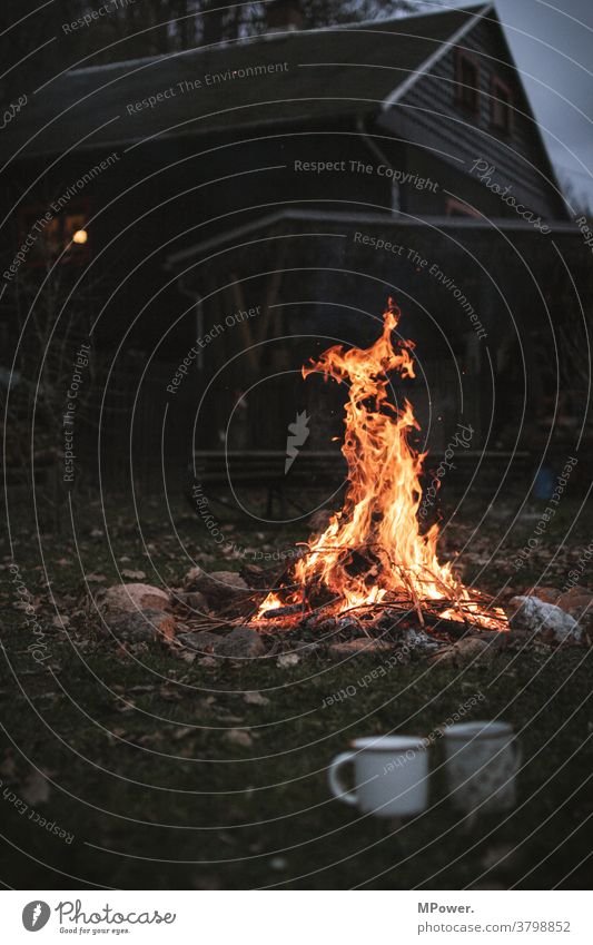 lagerfeuer Hütte Hüttenferien Lagerfeuerstimmung Feuer Tasse Herbst Abend romantisch rustikal Feuerstelle Menschenleer Flamme Camping Wärme Glut