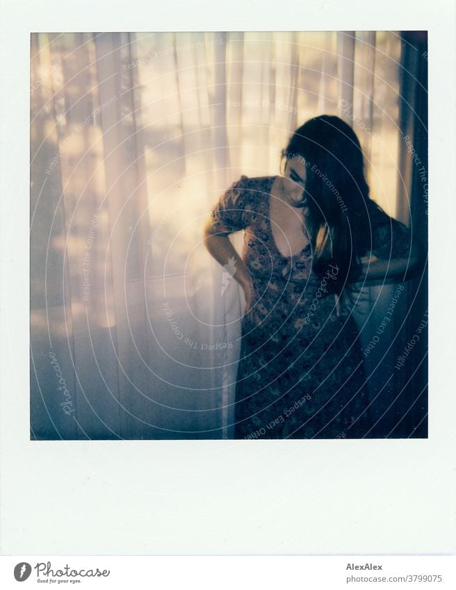 Polaroid- Portrait einer jungen Frau vor einem Hotelfenster schön nah fit anmutig Haut Gesicht schauen direkt langhaarig sportlich 18-30 Jahre Erwachsene