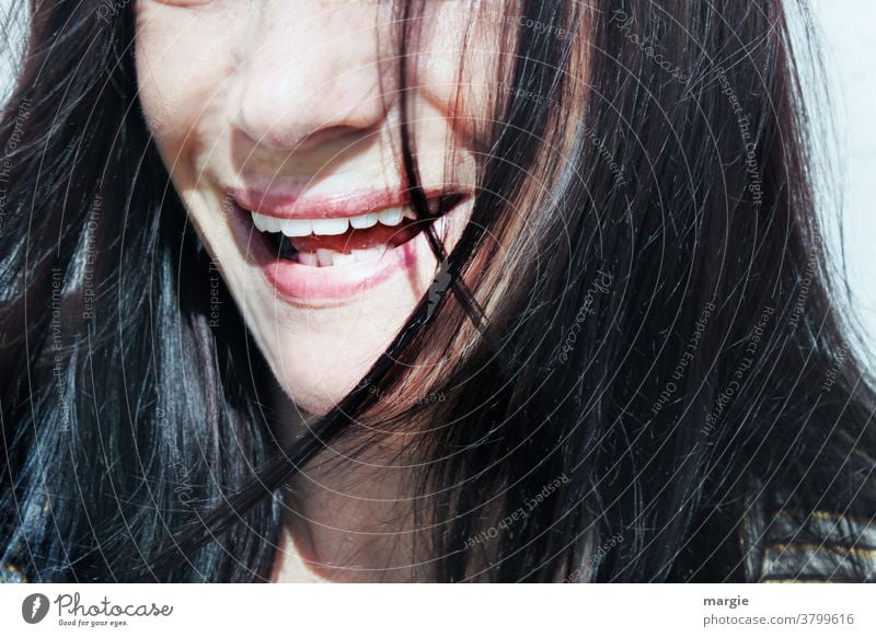 Der lachende Mund einer Frau ohne Mundschutz und Maske mund geöffnet Zähne Zähne zeigen Lippen Nase lange Haare Leidenschaft Gesicht Nahaufnahme Junge Frau