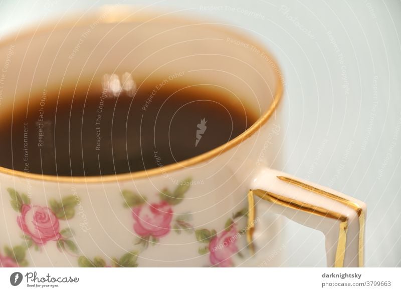 Mokka in einer traditionellen Mokkatasse mit Goldrand und Blumenmuster aus feinem Porzellan Detail Kaffe Muster Nahaufnahme Kaffee Espresso Hintergrund Tasse