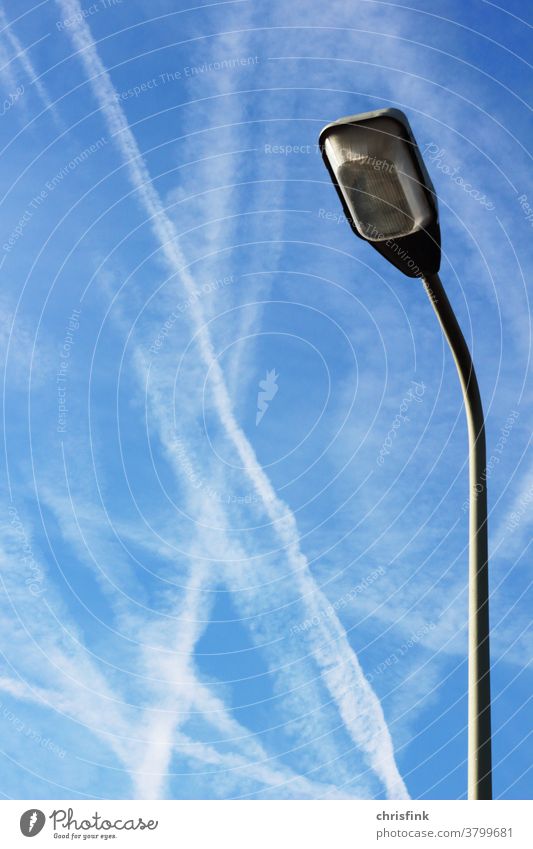 strassenlaterne vor Himmel mit Kondensstreifen himmel wolken blau streifen kondensstreifen flugzeug fliegen flugverkehr flughafen Luftverkehr