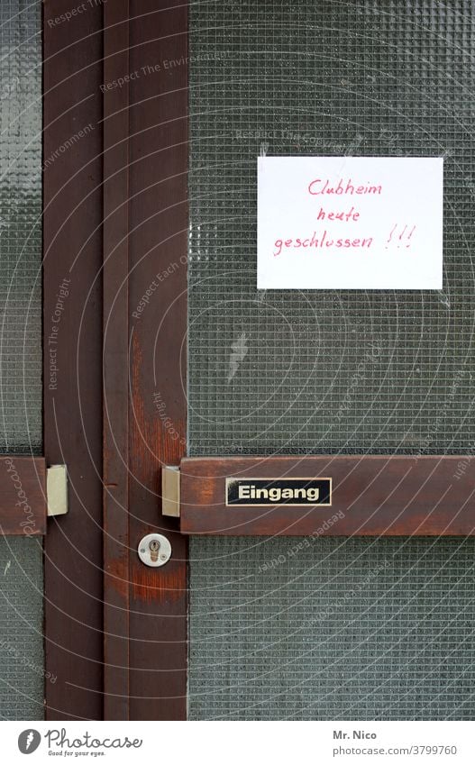 Clubheim heute geschlossen ! Eingang Eingangstür Tür Glastür Zettel Hinweisschild clubhaus Griff Schloss Holztür Sicherheit Schilder & Markierungen