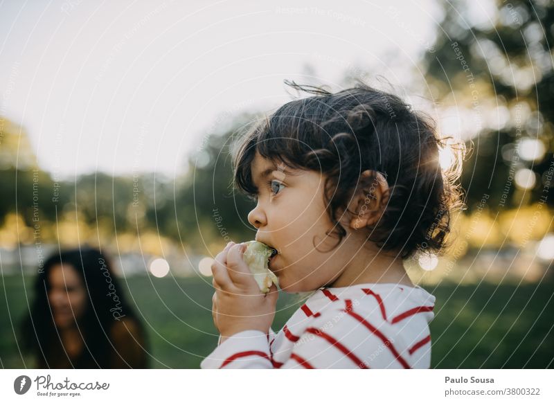 Kind isst Apfel im Freien Kaukasier 1-3 Jahre Menschen Gesunde Ernährung Frucht Farbfoto Kindheit Essen Lebensmittel Gesundheit Kleinkind mehrfarbig