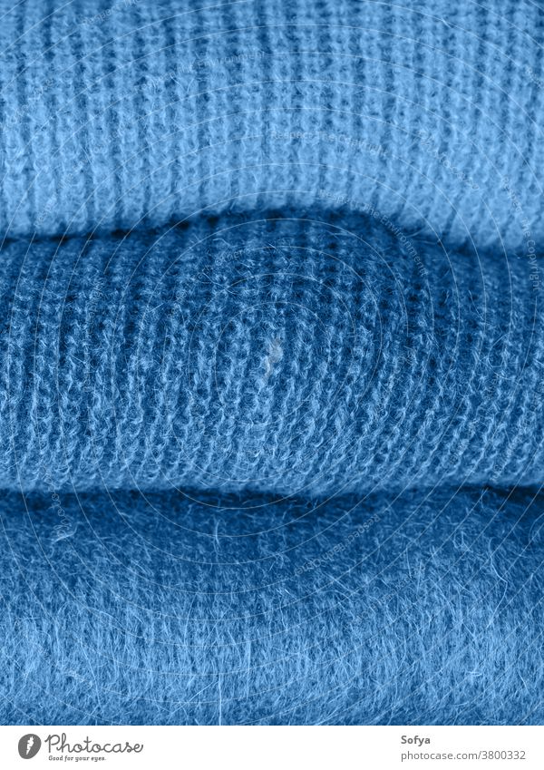 Stapel klassisch blauer Wollpullover 2020 Klassik Mode Farbe Wolle Pullover Garn Textil Textur Frau mohair Hintergrund Bekleidung Phantom Winter stricken Marine