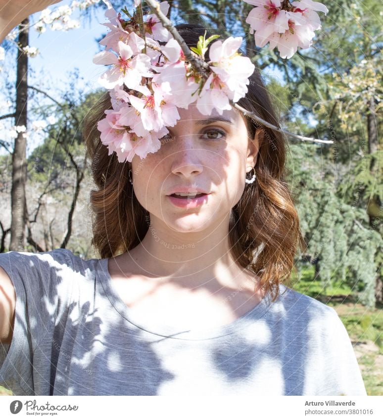 Porträt einer Frau in einem Park mit blühenden Bäumen vor dem Eintritt in den Frühling Erwachsener Aroma attraktiv schön Schönheit Blütezeit brünett Kaukasier