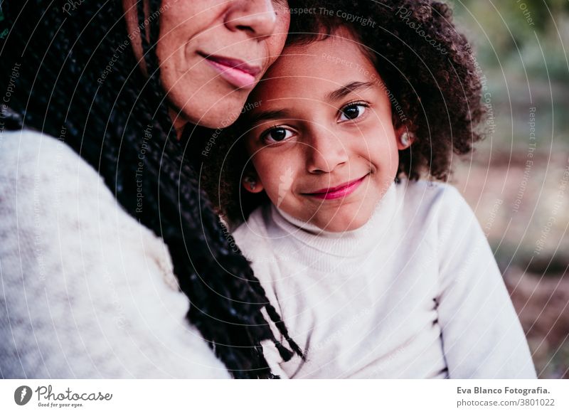 V Porträt Mutter Tochter Familie im Freien gemischte Rasse hispanisch Afro-Look Mutterschaft Kindheit Elternschaft alleinerziehende Mutter Herbst Natur Park