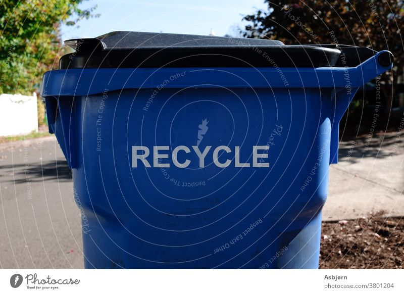 wiederverwerten bitte Umwelt globale Erwärmung Müll Klimawandel blau Straße Recyclingcontainer Umweltschutz Abfall Kunststoff Karton Glas