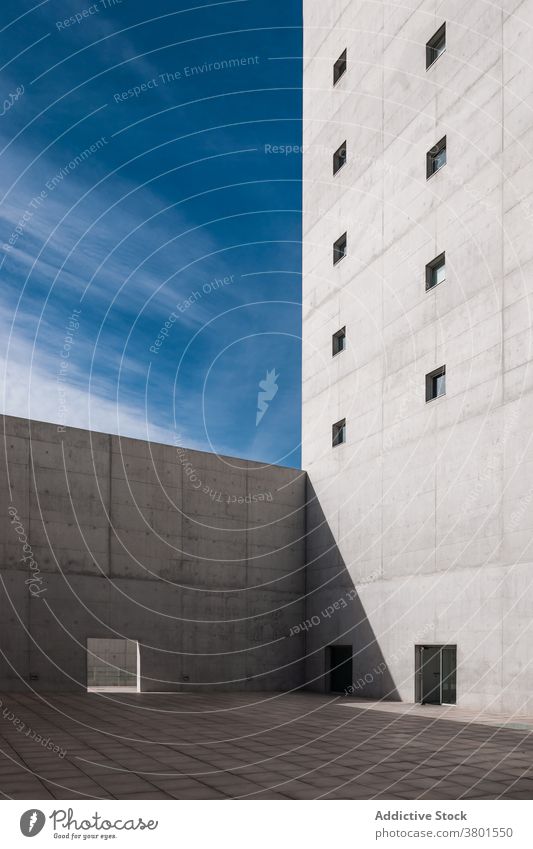 Außenseite eines hohen Betongebäudes im minimalistischen Stil Architektur brutalistisch Gebäude Fassade sehr wenige schwer grau monolithisch Design Barriere