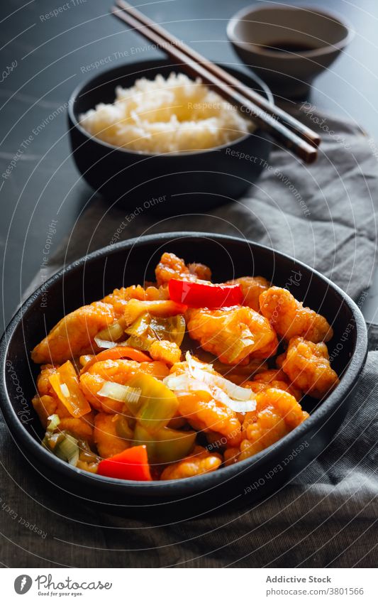 Appetitliche asiatische Gerichte, serviert auf dem Tisch mit Sojasauce und Teeservice Reis Hähnchen Speise Asiatische Küche Essstäbchen lecker appetitlich
