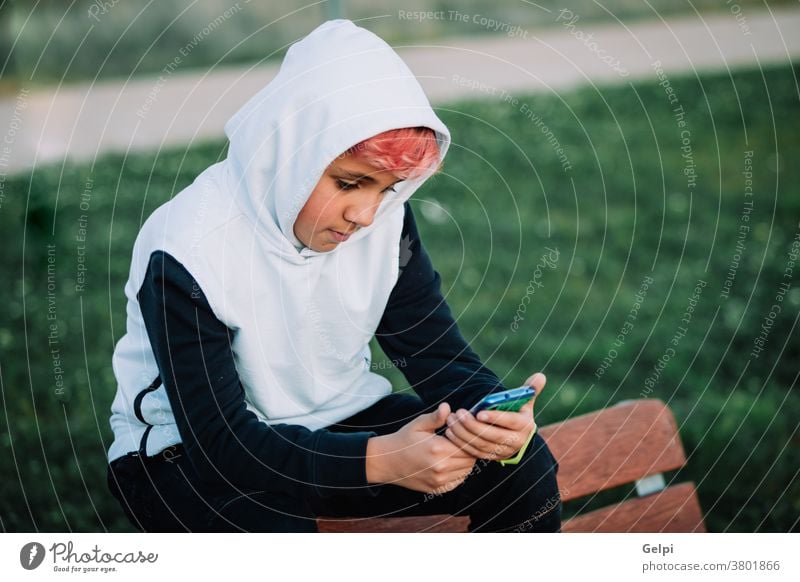 Vermummter Teenager, der auf das Handy schaut Person Technik & Technologie im Freien Fotografie Kapuzenhemd horizontal Mitteilung Mann eine Person Porträt