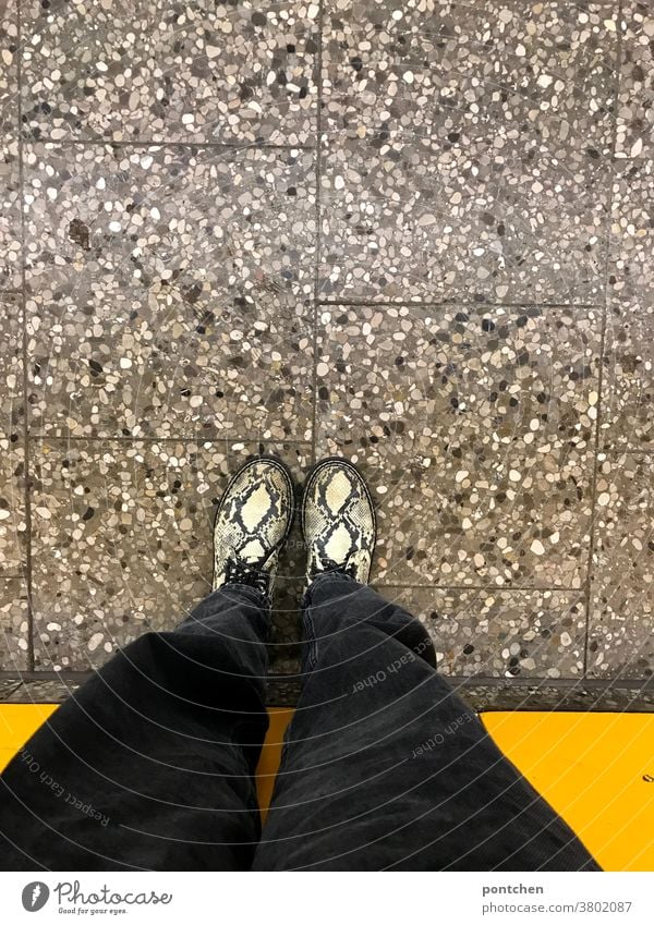 Warten am Bahnsteig. Beine und Schuhe aus der Vogelperspektive vor gelber Wand schuhe mode bahnsteig wand stehen warten Mensch Bekleidung Modern trend